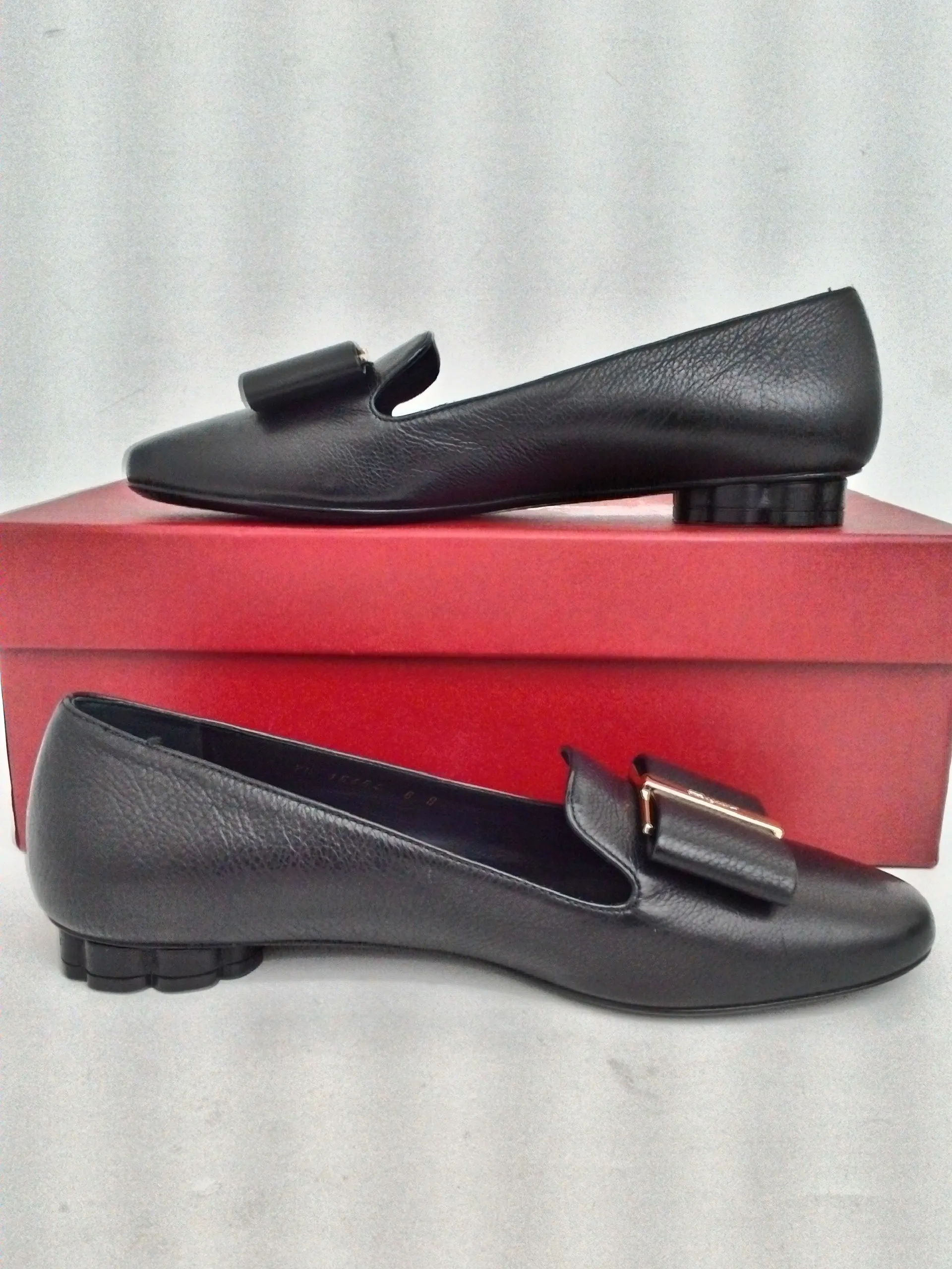 Salvatore Feragamo Women's Varina SHe Nero Size 6 B