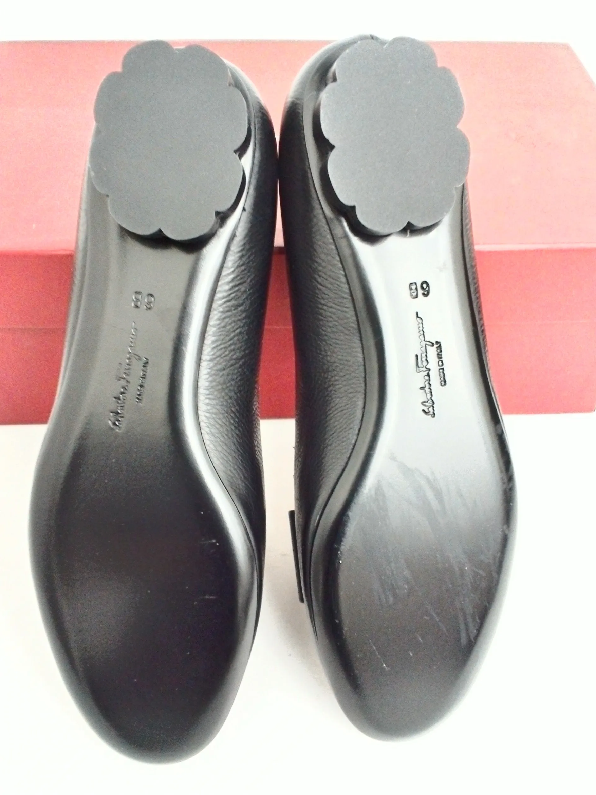 Salvatore Feragamo Women's Varina SHe Nero Size 6 B
